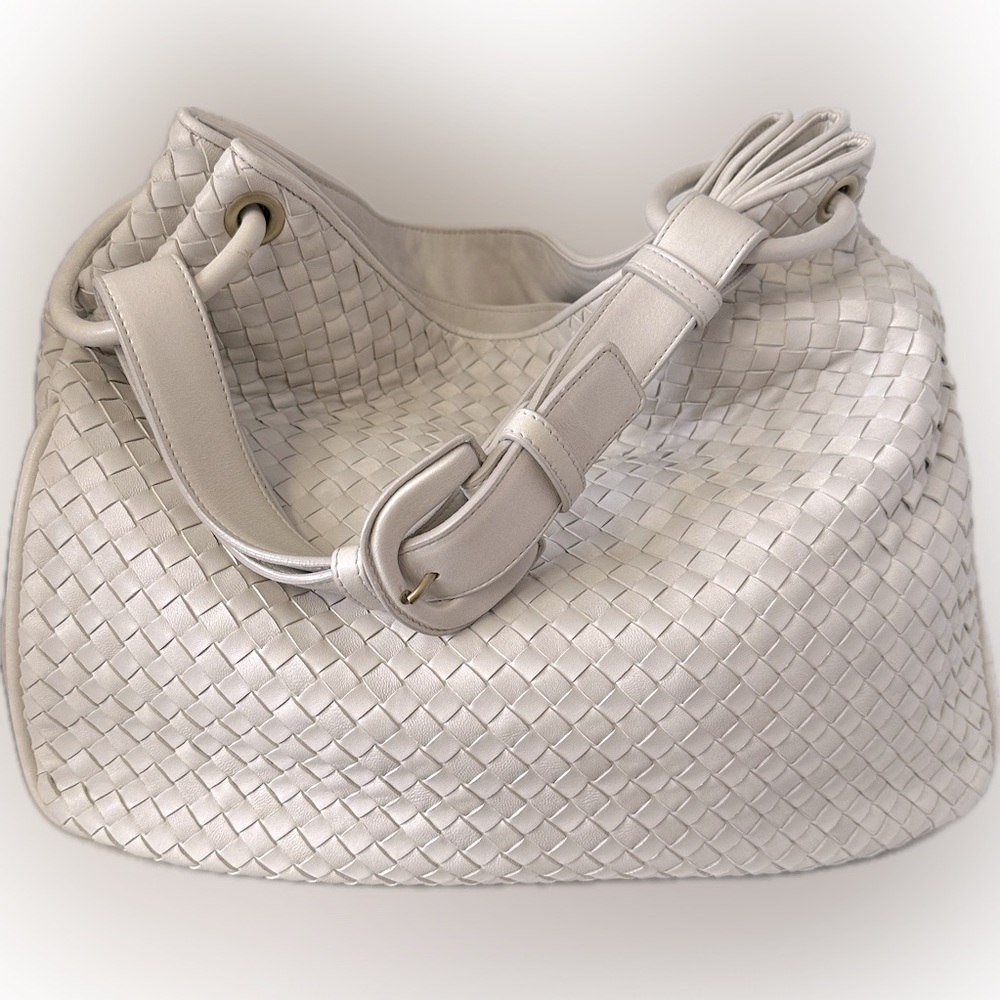 Stunning Bottega Veneta Shoulder Bag in Excellent like new condition.
